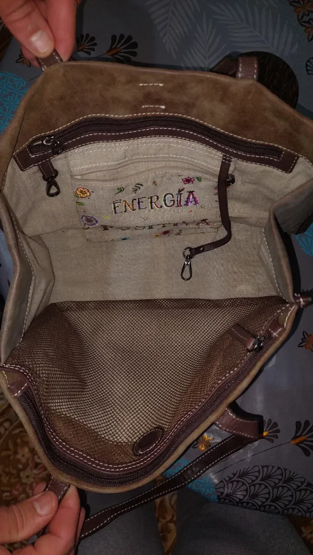 Bolso de mano marrón y morado