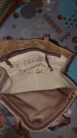 Bolso de mano marrón y morado