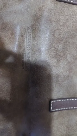 Bolso de mano marrón y morado