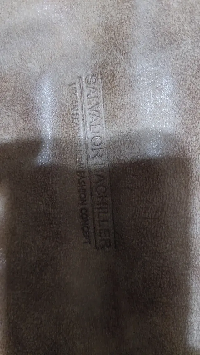 Bolso de mano marrón y morado