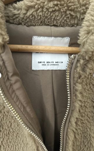 Chaqueta de pelo beige y marrón con capucha