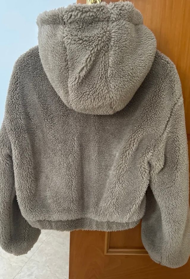 Chaqueta de pelo beige y marrón con capucha