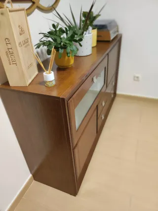 Cómoda de madera con cristal