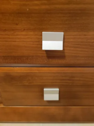 Cómoda de madera con cristal