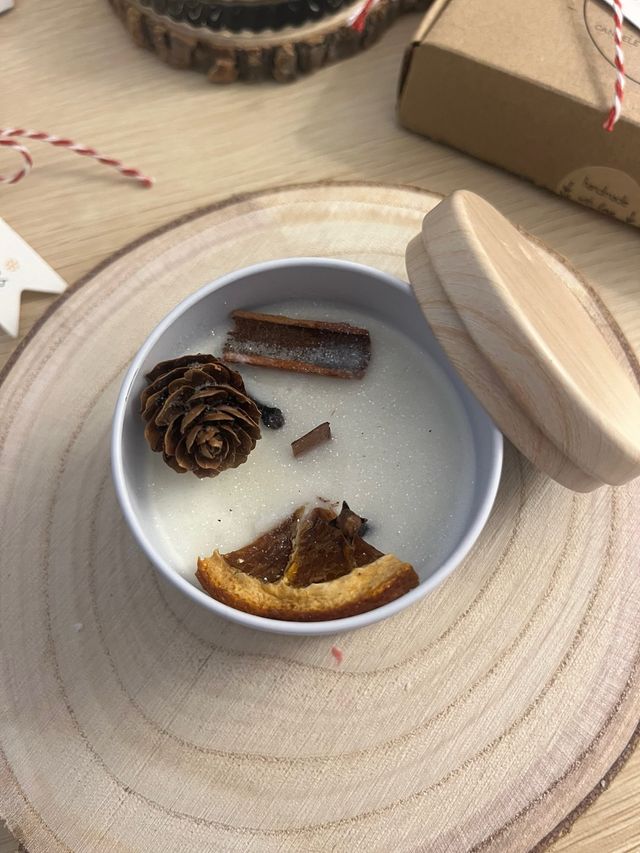 Candela in cera di soia con decorazioni