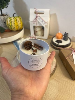 Candela in cera di soia con decorazioni