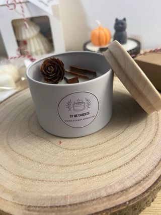 Candela in cera di soia con decorazioni