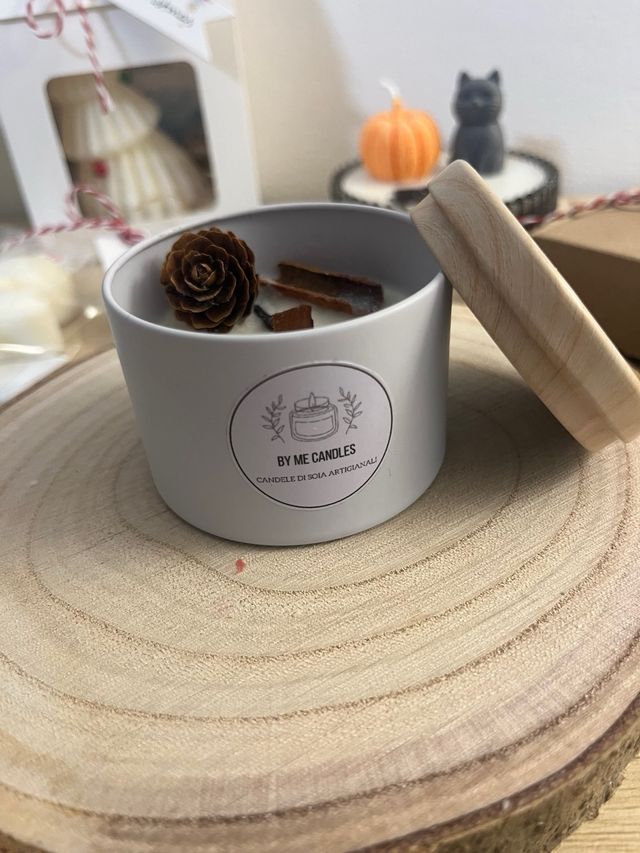 Candela in cera di soia con decorazioni