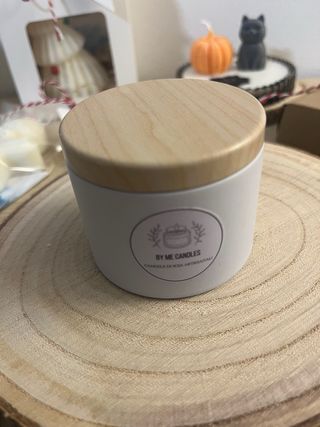 Candela in cera di soia con decorazioni