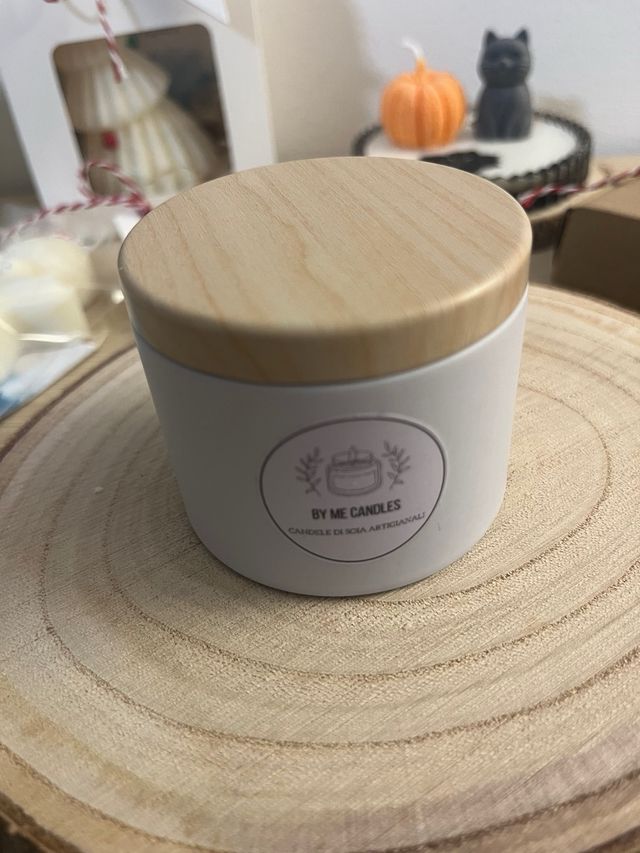 Candela in cera di soia con decorazioni