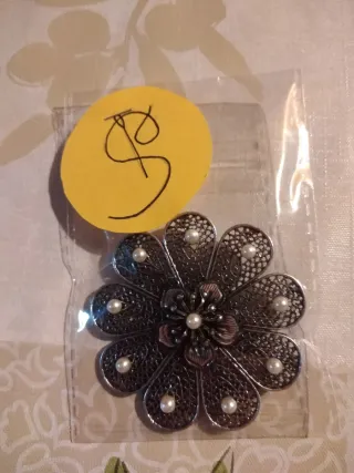 Pregador Flor Prateado com Pérolas
