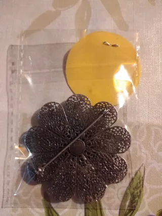 Pregador Flor Prateado com Pérolas