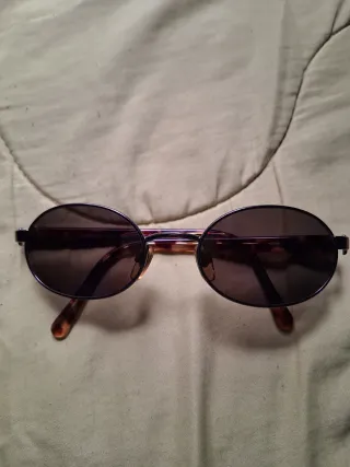 Gafas de sol ovaladas moradas y marrones