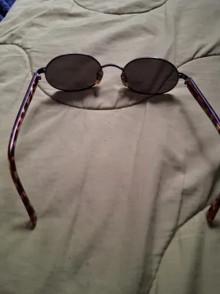 Gafas de sol ovaladas moradas y marrones