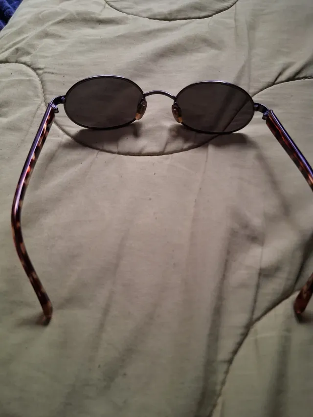 Gafas de sol ovaladas moradas y marrones