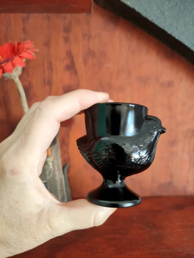 Huevera francesa cristal negro figura gallina