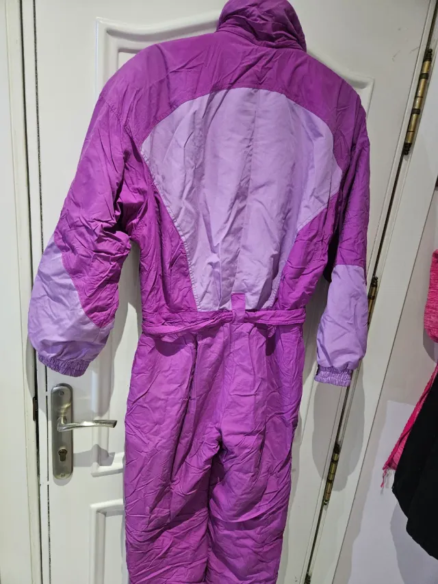 Mono de esquí púrpura y lila