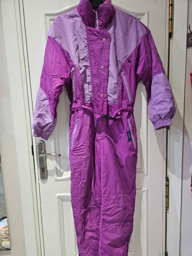 Mono de esquí púrpura y lila