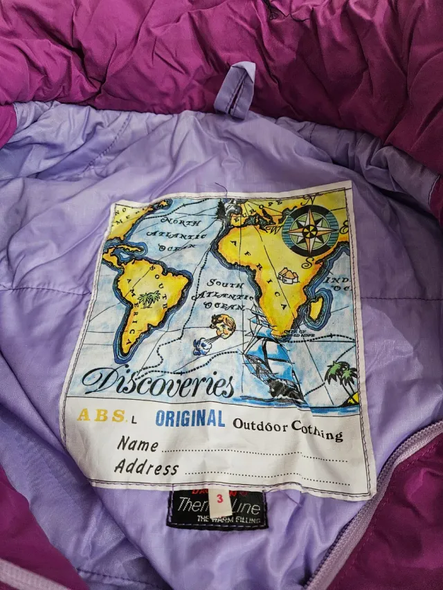 Mono de esquí púrpura y lila