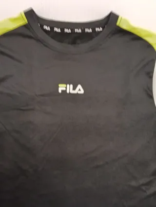Camiseta deportiva FILA negra con detalles