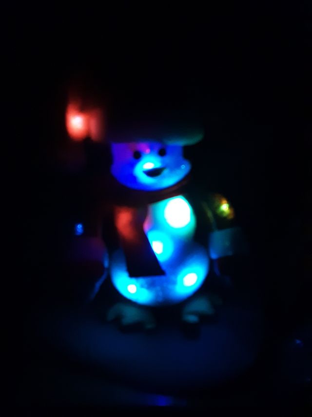 Figura pingüino navidad luminosa