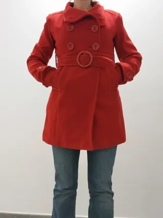 Abrigo rojo con cinturón y botones