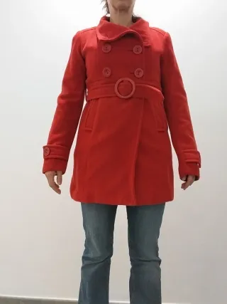 Abrigo rojo con cinturón y botones