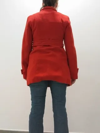 Abrigo rojo con cinturón y botones