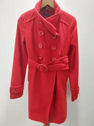 Abrigo rojo con cinturón y botones