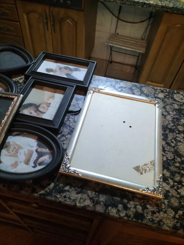 Marcos de fotos negros y plateados