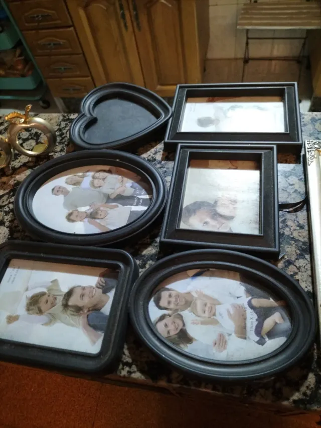 Marcos de fotos negros y plateados