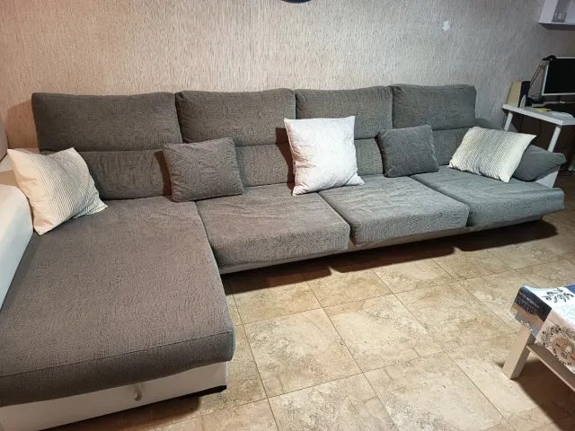 Sofá modular gris y blanco