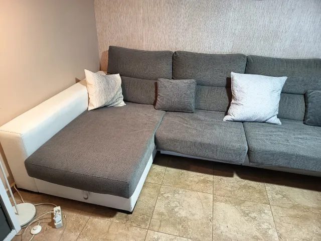Sofá modular gris y blanco