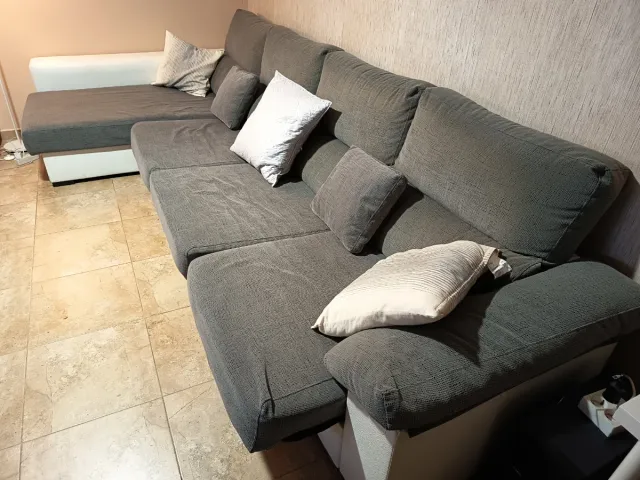 Sofá modular gris y blanco