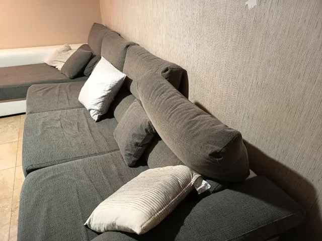 Sofá modular gris y blanco