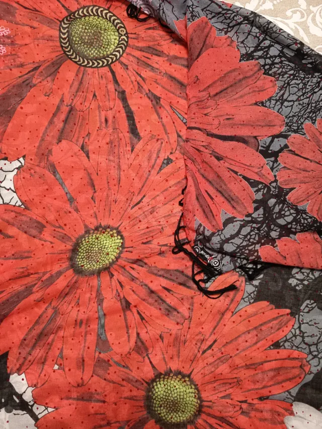 Pañuelo Desigual Flores Rojas y Grises