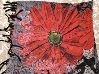 Pañuelo Desigual Flores Rojas y Grises