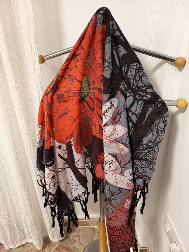 Pañuelo Desigual Flores Rojas y Grises