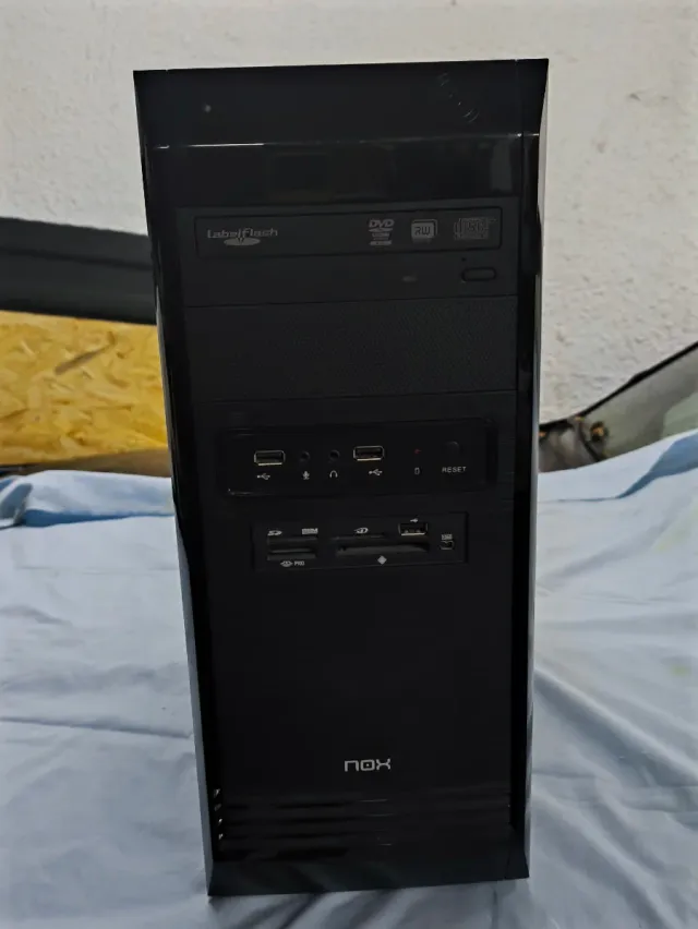 Pc con pantalla, teclado, ratón y altavoces.