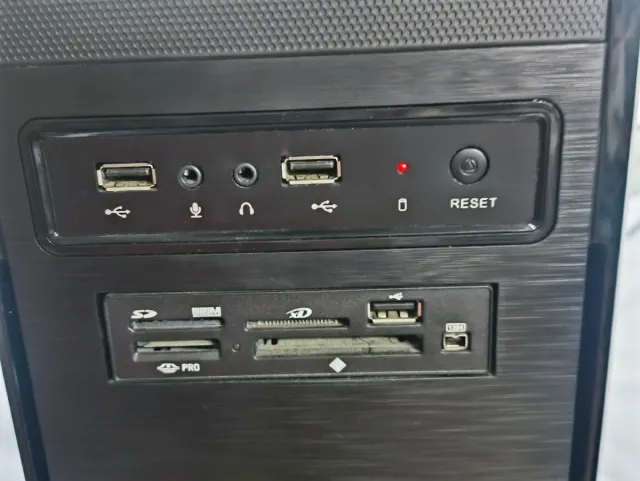 Pc con pantalla, teclado, ratón y altavoces.