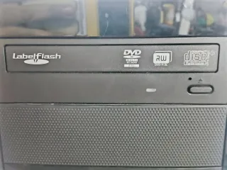 Pc con pantalla, teclado, ratón y altavoces.