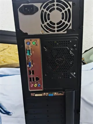 Pc con pantalla, teclado, ratón y altavoces.