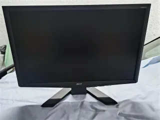 Pc con pantalla, teclado, ratón y altavoces.