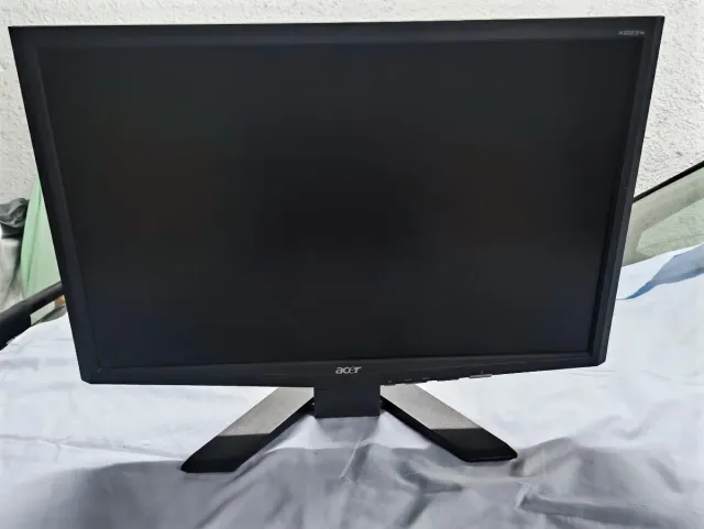 Pc con pantalla, teclado, ratón y altavoces.