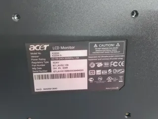 Pc con pantalla, teclado, ratón y altavoces.