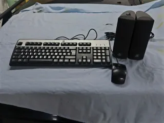 Pc con pantalla, teclado, ratón y altavoces.