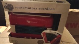 Fisarmonica giocattolo rossa