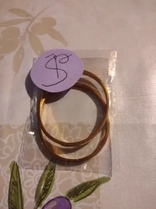 Conjunto de pulseiras douradas