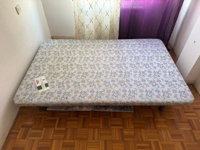 Base tapizada floral beige y azul