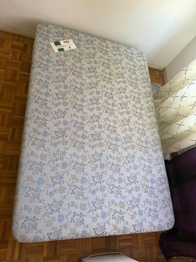 Base tapizada floral beige y azul